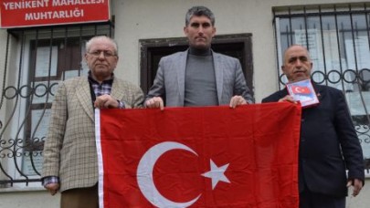 3400.Bayrağı Yenikent Muhtarına verdi