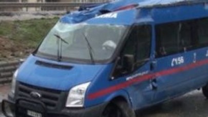 Buzda Kayan Jandarma Aracı Takla Attı