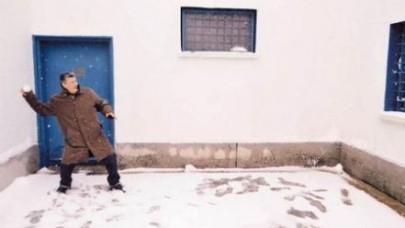 Tek başına kartopu oynadı