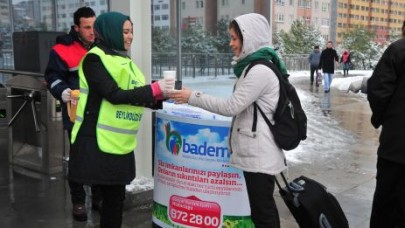 Sokakta çorba ikramı