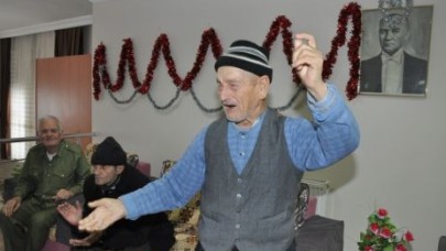 Huzur evi sakinleri yeni yılı erken kutladı