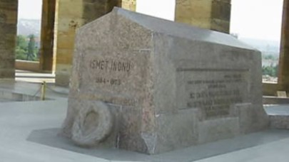İsmet İnönü, kabri başında anıldı