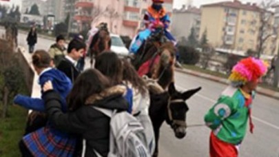 Liseli kızların deve paniği