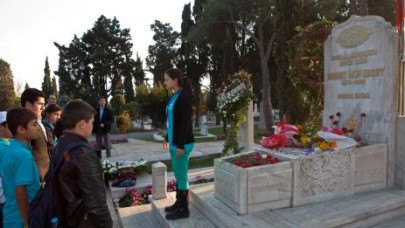 İstiklal şairi kabri başında anıldı