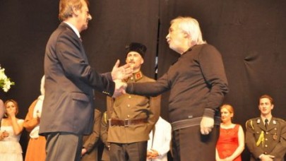 1881 ayakta alkışlandı…