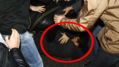 Göstericiler emniyet amirini böyle dövdü!