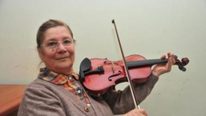 74 YAŞINDA KEMAN ÇALMAYI BAŞARDI