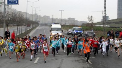 GENÇ SPORCULARDAN KIYASIYA REKABET