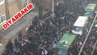 Cenazeler tören yerine götürülüyor