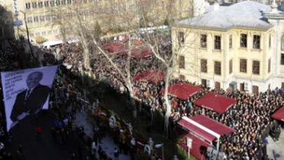 BİRAND SEVGİSİ CAMİ AVLUSUNA SIĞMADI