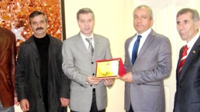 Başkan Erol’dan Kaymakam Yurdakul’a plaket