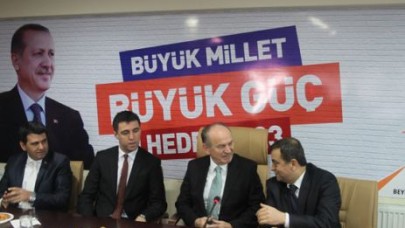 Topbaş, Beylikdüzü İlçe Teşkilatını ziyaret etti.