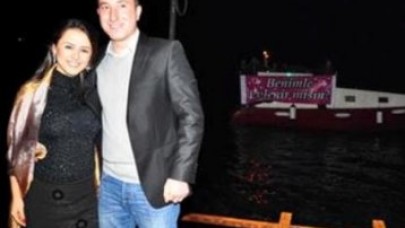 Pankartlı, kemanlı evlilik teklifi