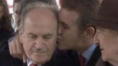 Sarıgül'den Topbaş'a güldüren öpücük