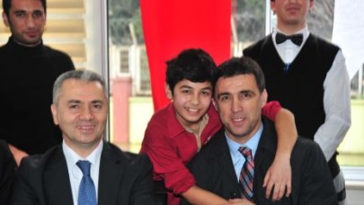 Hakan Şükür’den gençlere övgü