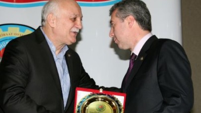 Bayraktar’dan Erol’a başarı plaketi