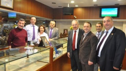 Koç’tan hem “ziyaret” hem “siyaset”