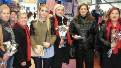 KADIN KOLLARI KARANFİL DAĞITTI