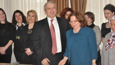 Kaymakam Keserden’ Kadınlara jest