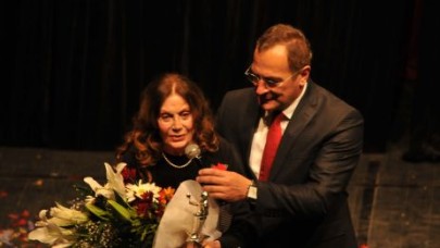 Avcılar’da Yıldız Kenter sahnesi