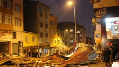 Lodos çatıları uçurdu