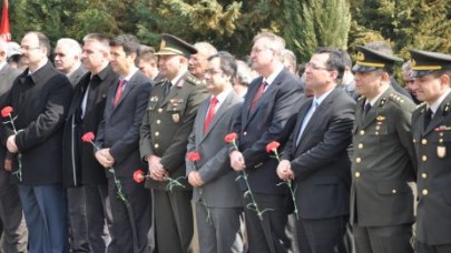 Karanfiller şehitler için bırakıldı