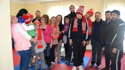 ÇOCUKLARI SEVGİLERİ SARACAK