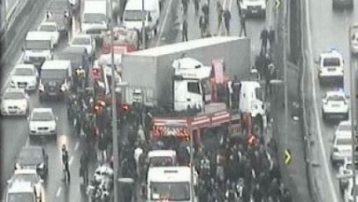 Metrobüs yoluna TIR daldı