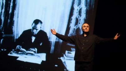 Sunay Akın ‘Söz gösterisi’ni sahneledi