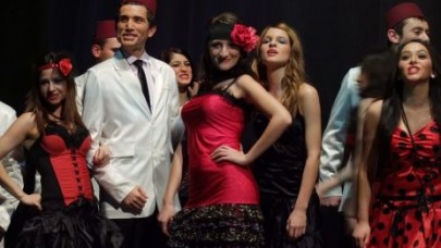 TİYATRODA GURUR TABLOSU