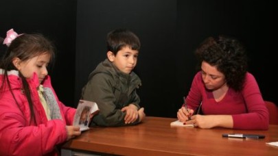 Aslı Tohumcu, çocuk okurlarıyla birarada