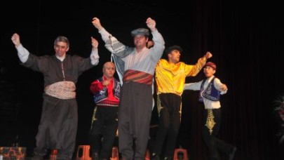 Engelliler hem oynadı hem söyledi