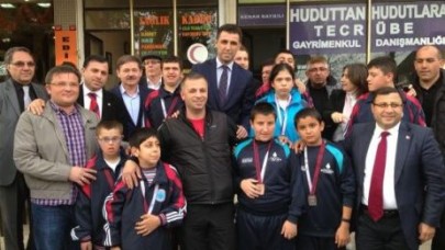 Gülen yunusların  madalya sevinci