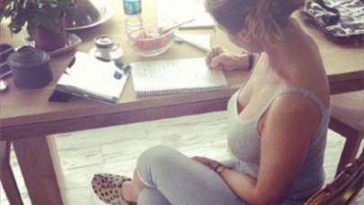 Göğüs Dekoltesiyle Twitter'ı Salladı