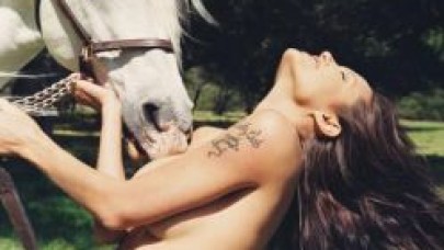 Üstsüz Fotoğrafı Açık Artırmada