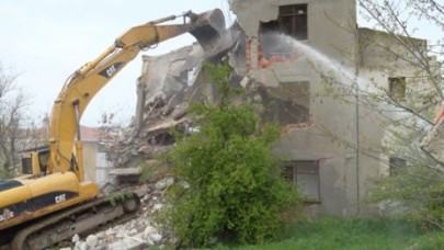 Bina yıkımları devam ediyor