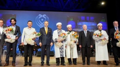 Arena’da binler, Hz. Muhammed’i andı