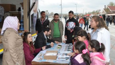 Ak gençler bin 500 gül dağıttı