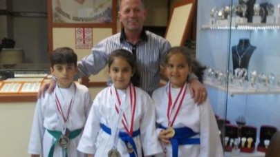 Karate şampiyonlarına ödül yağıyor
