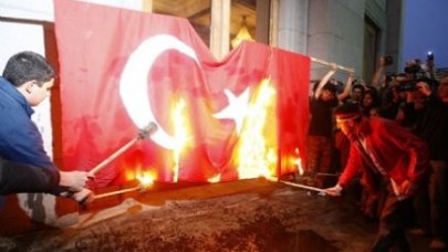 Türk Bayrağı'nı yaktılar!