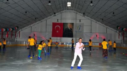 Türkiye'nin en büyük buz pisti Icetanbul açıldı