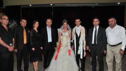 Uzun genç çiftin mutluluğuna ortak oldu