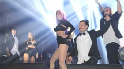 Mini Şortlu Hande Kırşehir'i Salladı