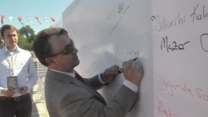 Halk içini duvara döktü