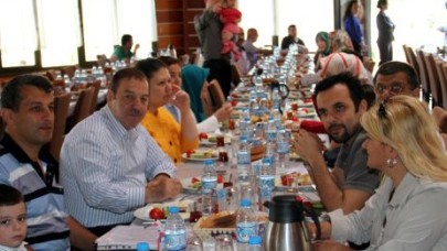 Halkla iç içe olmanın resmi çizildi