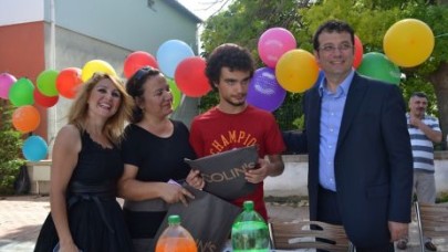 Otizmli çocuklara doğum günü kutlamasi