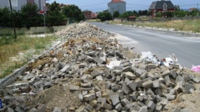Ana caddeyi hafriyat alanına çevirdiler