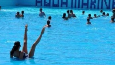 Tuğba Ekinci'den Havuzda İlginç Hareketler