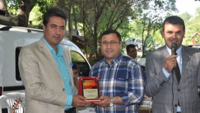 Ağrılılar Derneğinden Karakaş’a Plaket