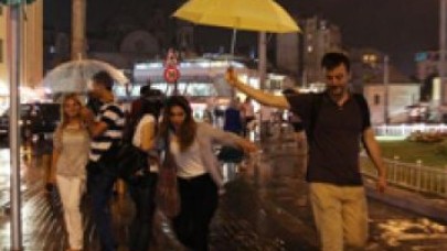 İstanbul'da yağmurlu gece